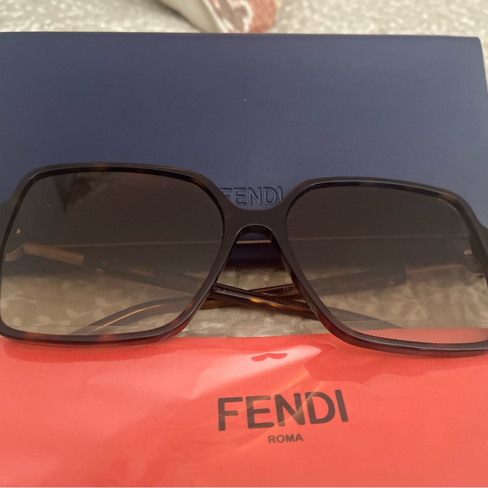 FENDI sunglasses with original case - authentic